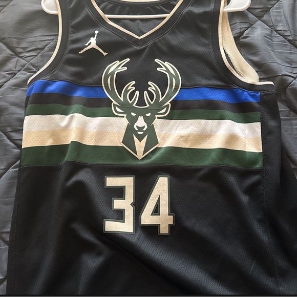 Giannis Antetukounmpo Jersey - Picture 1 of 3